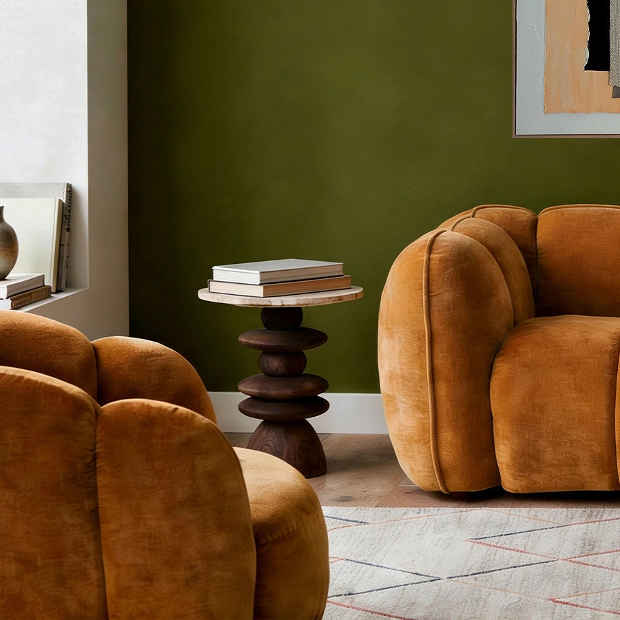 Sofá Modular Zalec de KODU en un salón con pared verde (foto de ambiente)