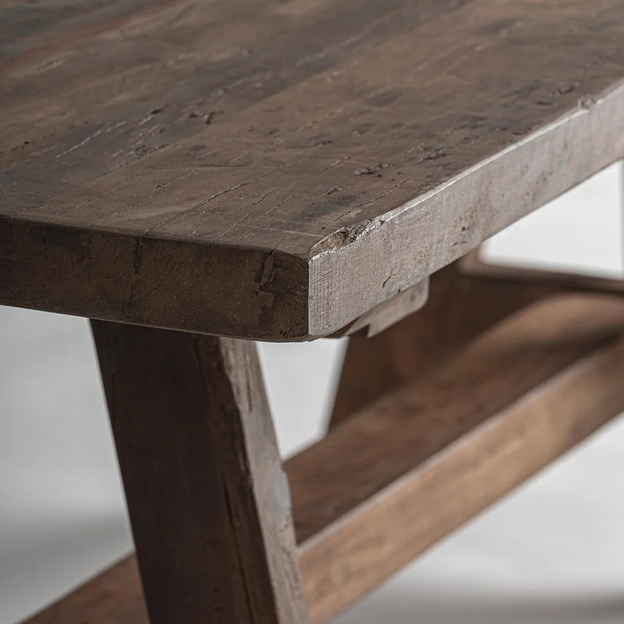 Detalle del canto del asiento del Taburete Tabou, de 3 cm de grosor