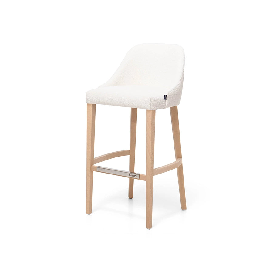 Taburete Xally Redondeado de Casual Solutions tapizado en bouclé blanco con patas de haya natural y reposapiés de acero inoxidable, visto en tres cuartos
