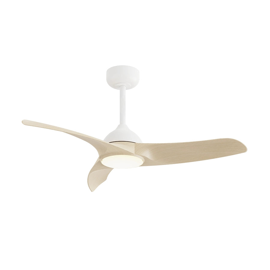 ventilador de techo diehl m sulion ifdesign store 007 — cuerpo blanco con palas de acabado madera y la luz encendida