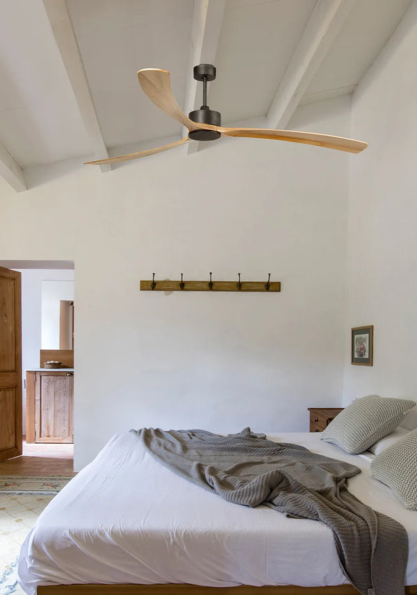 ventilador de techo kauai faro barcelona ifdesign store 005 — ambientado en dormitorio abuhardillado con vigas