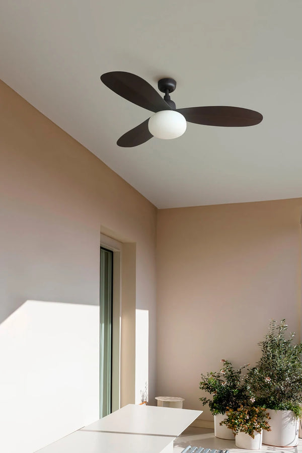 ventilador de techo palma con luz faro barcelona ifdesign store 007 — ambientado en terraza exterior, con la luz encendida